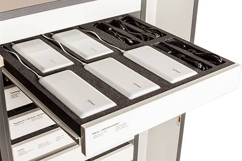 Schublade mit Akku PowerPacks in einer Schaumstoffeinlage