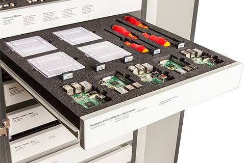 Schublade mit Raspberry Pi Computern in einer Schaumstoffeinlage